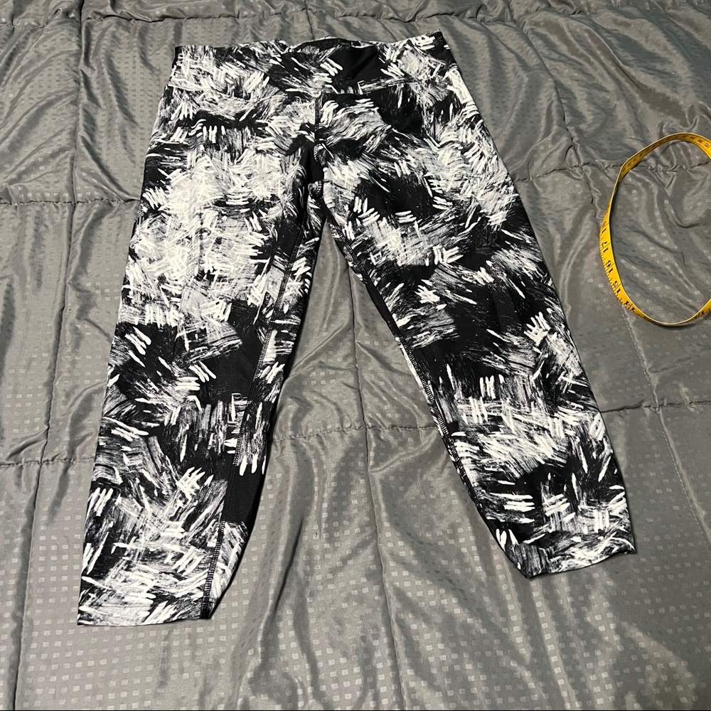 Calvin Klein performance quick dry Capri active wear black white size large